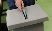 Einwurf Wahlkuvert in Wahlurne